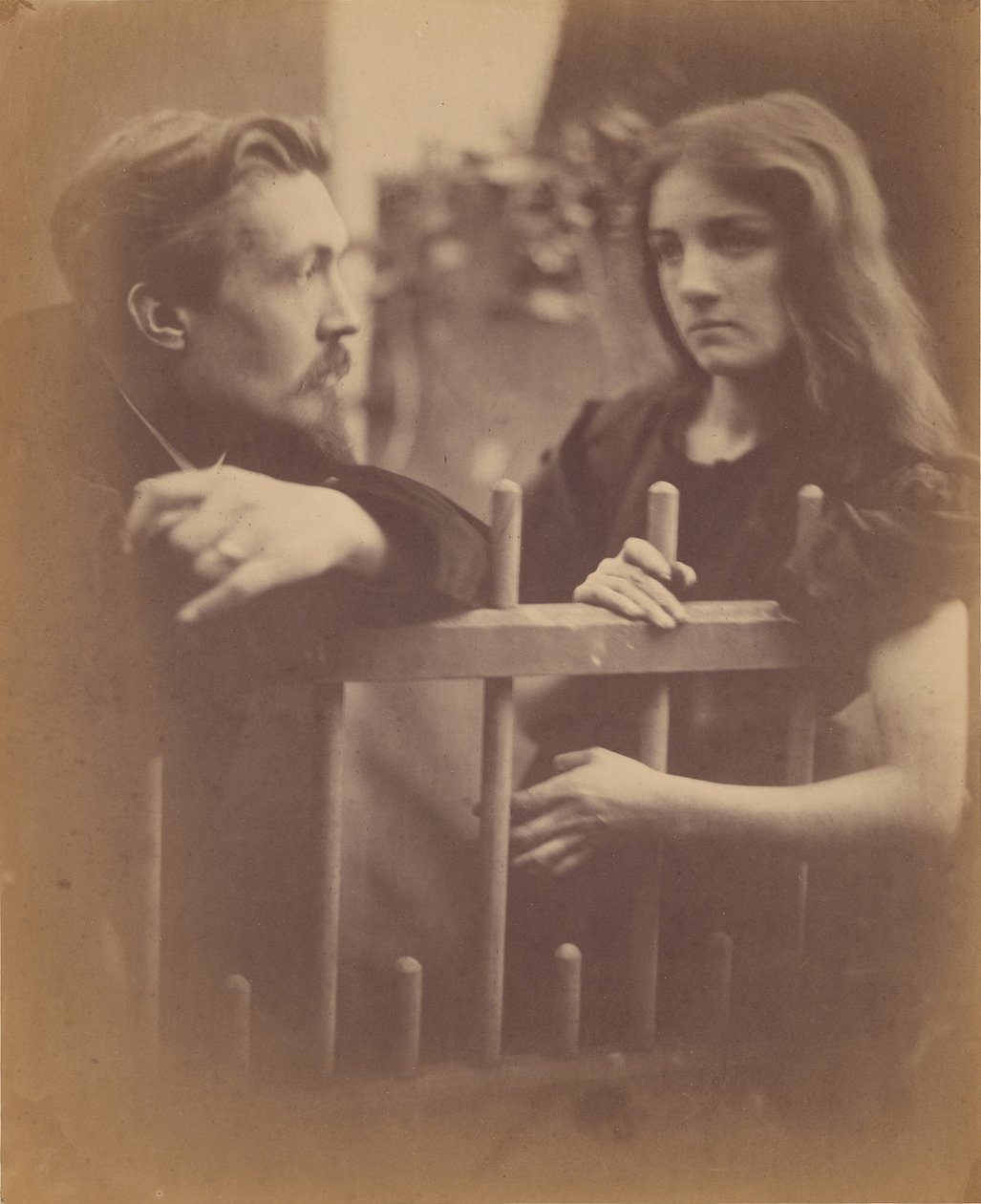 [Un jeune homme et une jeune femme appuyés contre une clôture en piquets] - Julia Margaret Cameron