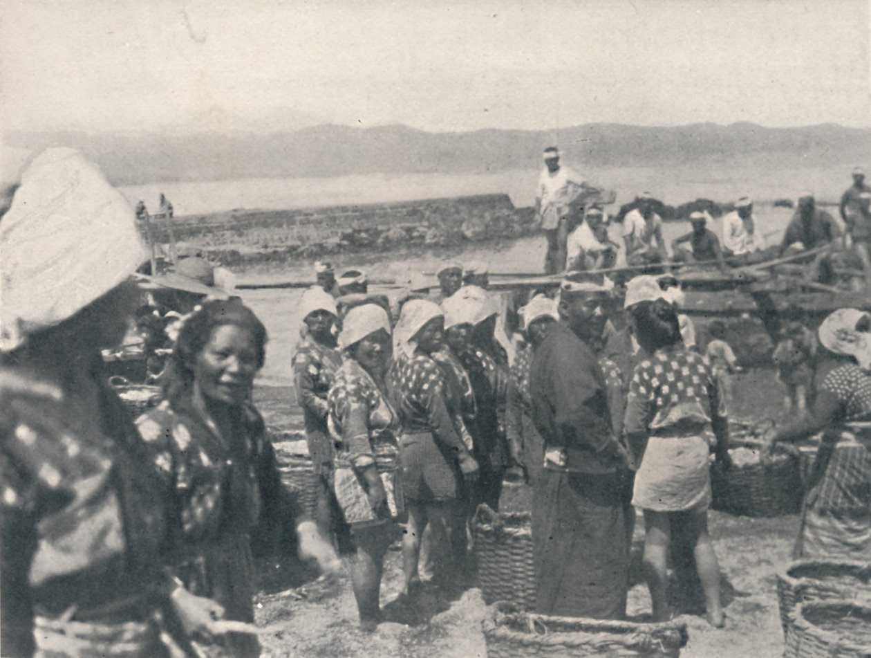 Tai-no-ura - bateaux de pêche, hommes et femmes avec filets et paniers, vers 1900, 1921 - Julian Leonard Street