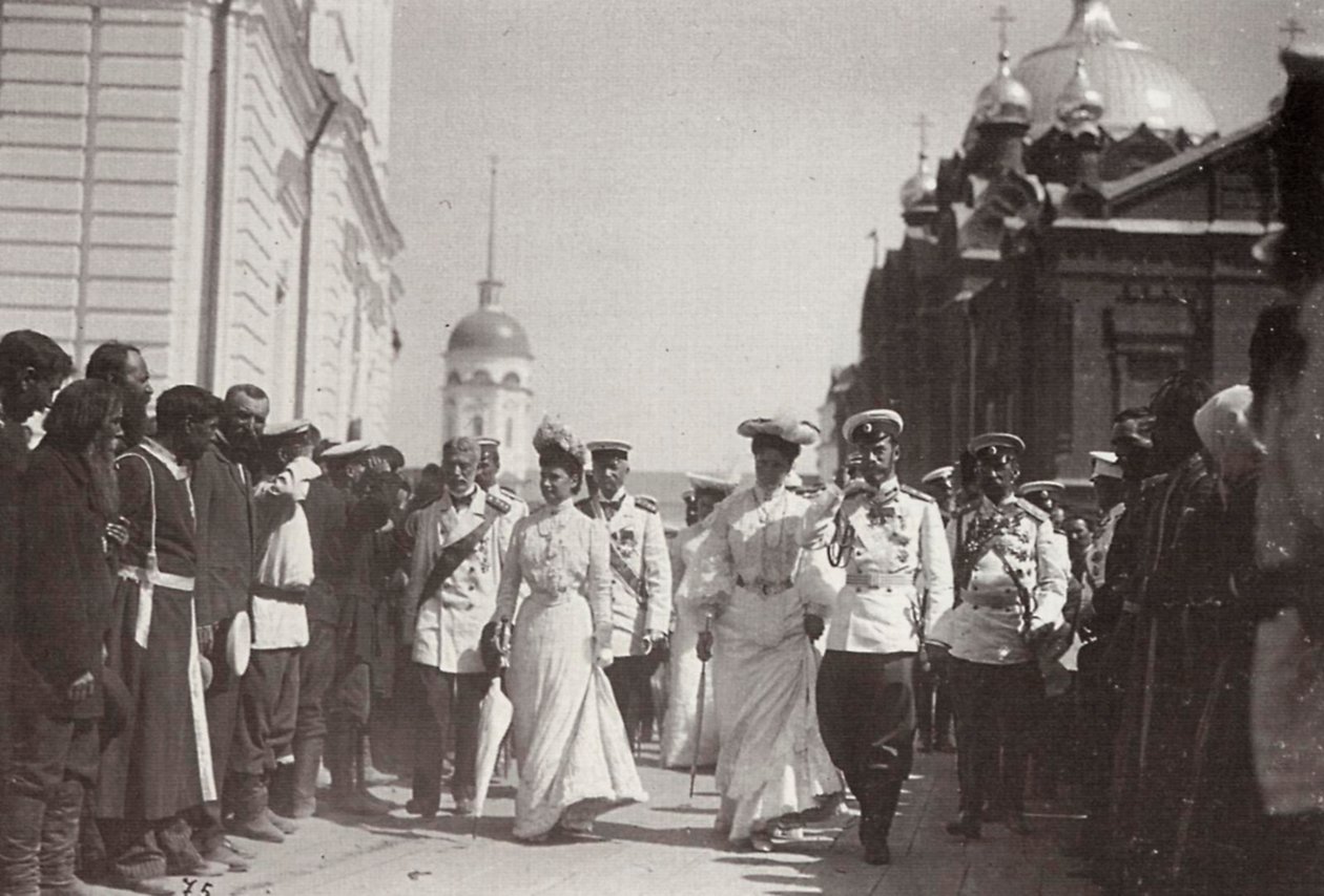 La famille royale russe visitant le monastère de Sarov, Russie, 1903 - K. von Hahn