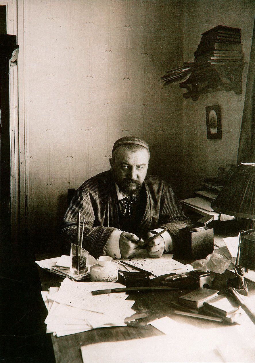 Alexandre Kouprine, auteur russe, à son bureau, Gatchina, Russie, début du 20e siècle - Karl Karlovich Bulla