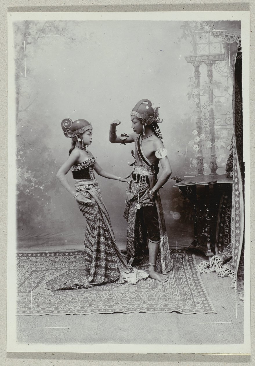Portrait en studio de deux danseurs javanais en costume traditionnel et maquillage - Kassian Cephas