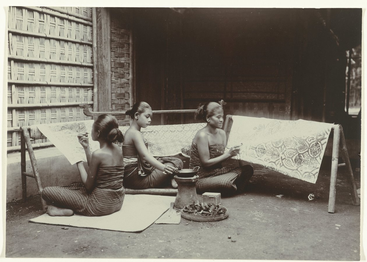 Trois femmes javanaises dessinant des motifs batik sur du tissu - Kassian Cephas