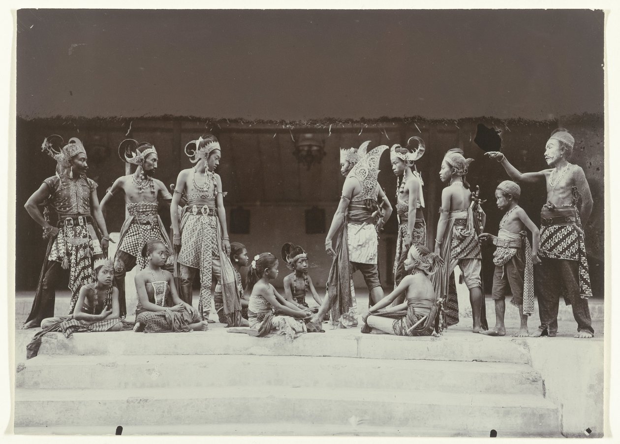 Spectacle de théâtre par des Javanais en costume - Kassian Cephas