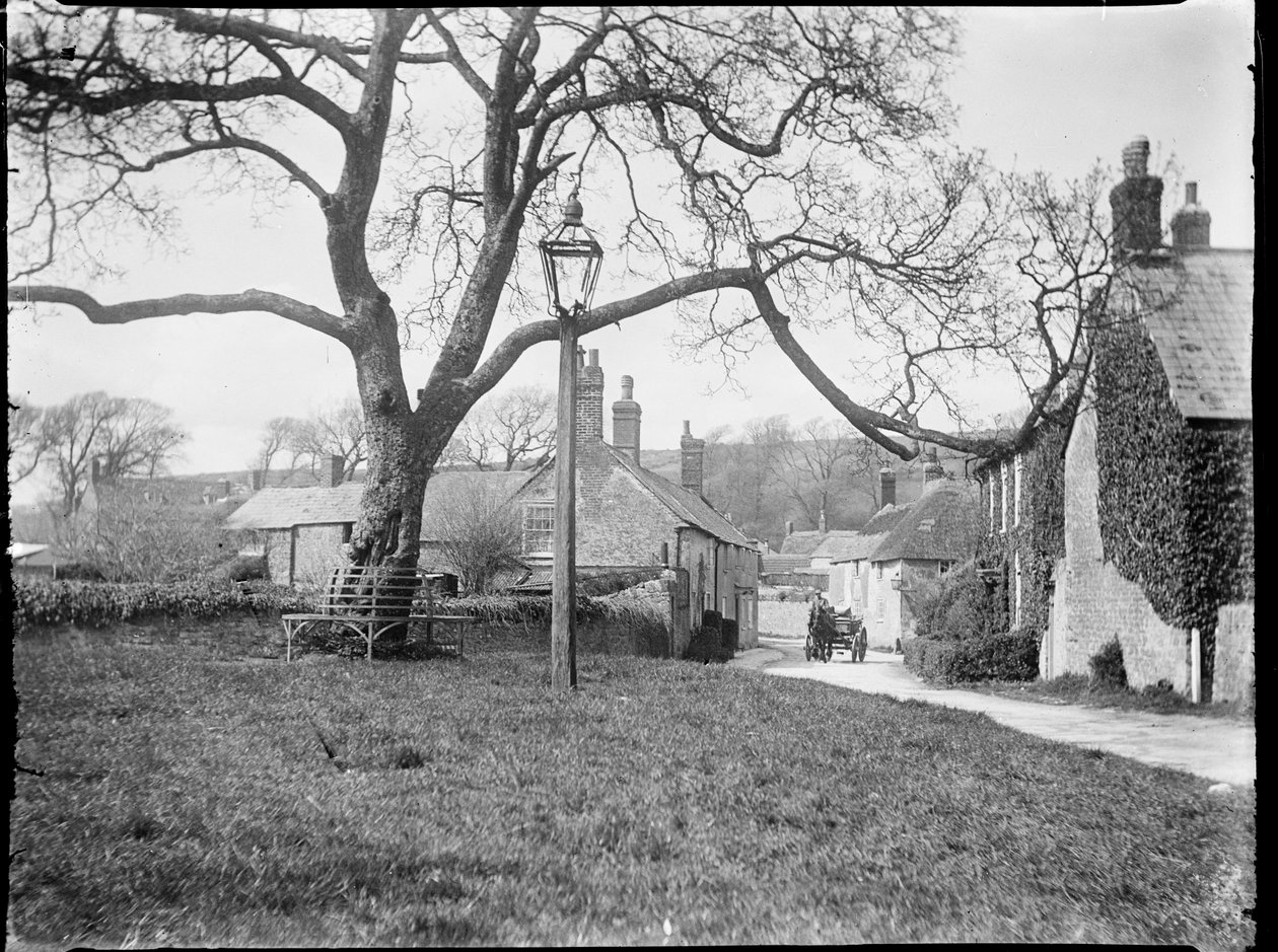 Village Green, Burton Bradstock, Dorset, 24 avr 1922 - 08 mai 1922 (photo n/b) - Katherine Jean Macfee