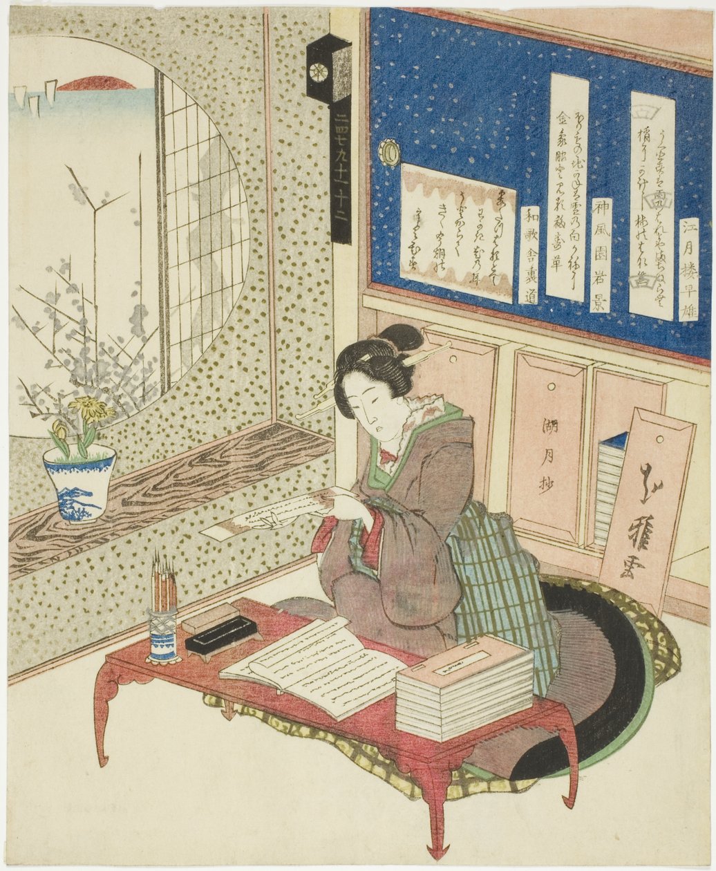 Femme lisant des poèmes dans une salle d
