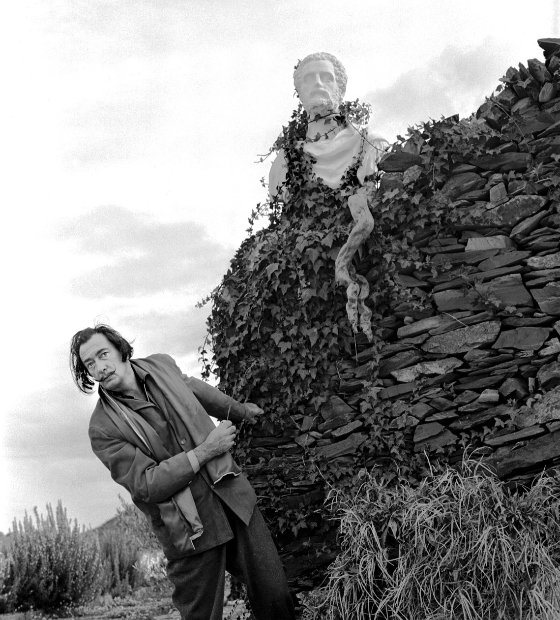 Salvador Dali à Port Lligat, novembre 1957 - 