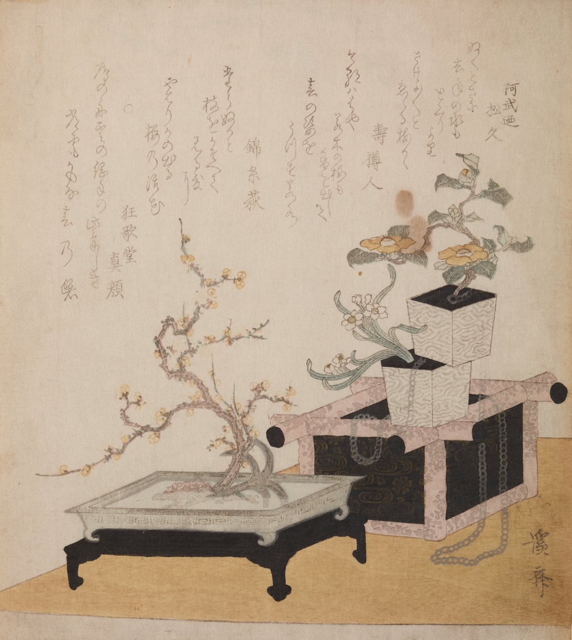 Une petite table avec un prunier en fleurs et des pots de fleurs - Keisai Eisen