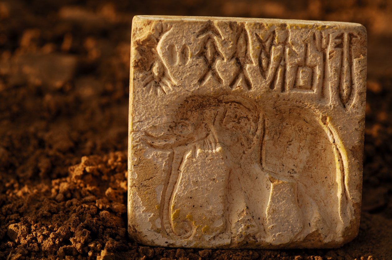 Timbre éléphant, artefact; civilisation Oxus; Turkménistan; archéologie; Victor Sarian... - Kenneth Garrett