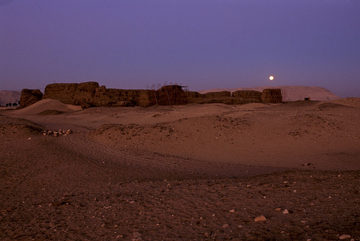 Pleine lune se couchant sur Shunet de Khasekhemuy, Abydos, Égypte, 2005 - Kenneth Garrett