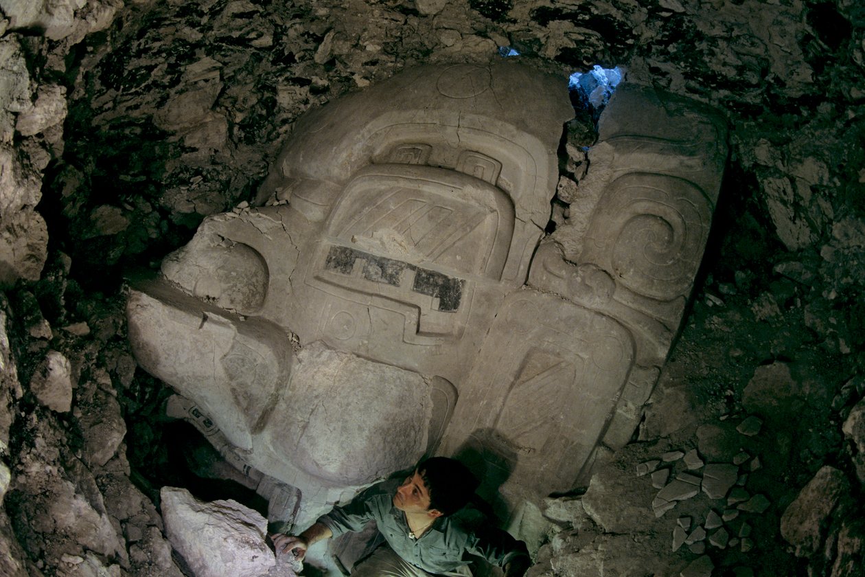 Grand masque en stuc préclassique, Cival, Holmul, Guatemala, Maya, Francisco Estradabelli, 2008 (photo) - Kenneth Garrett