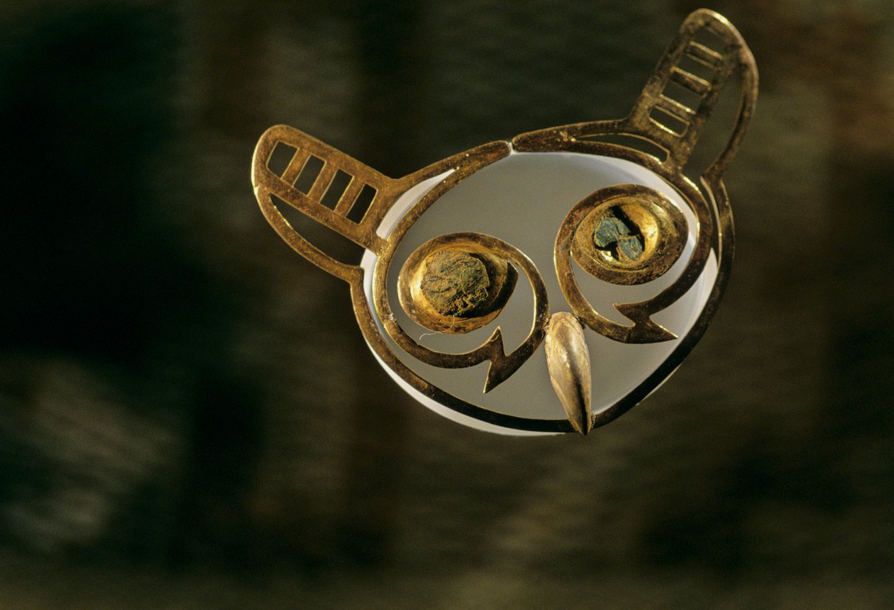 Moche ; Sépultures ; Huaca Dos Cabezas-Jecetepeque, Ornement de nez en forme de hibou en or - Kenneth Garrett