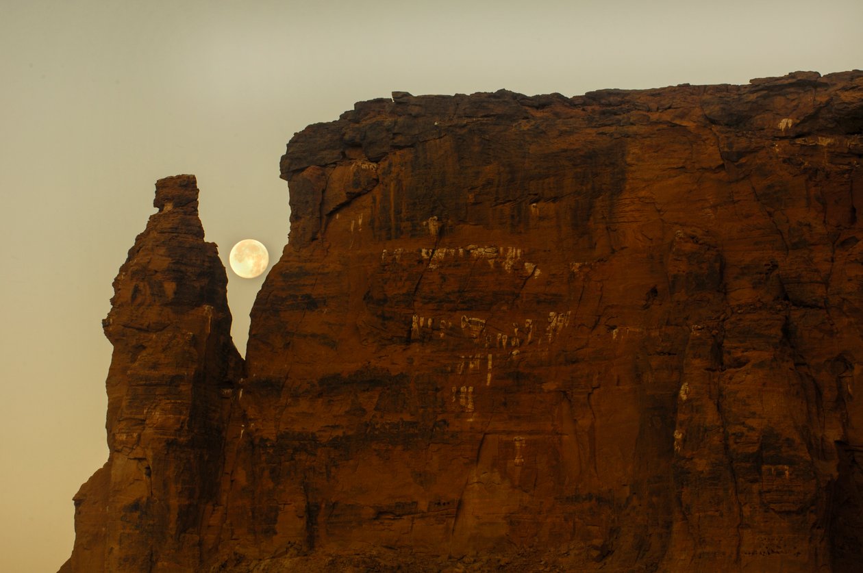 Coucher de lune et lever de soleil, Temple de Taharka, Porte du Bélier, Gebel Barkal, 2007 - Kenneth Garrett