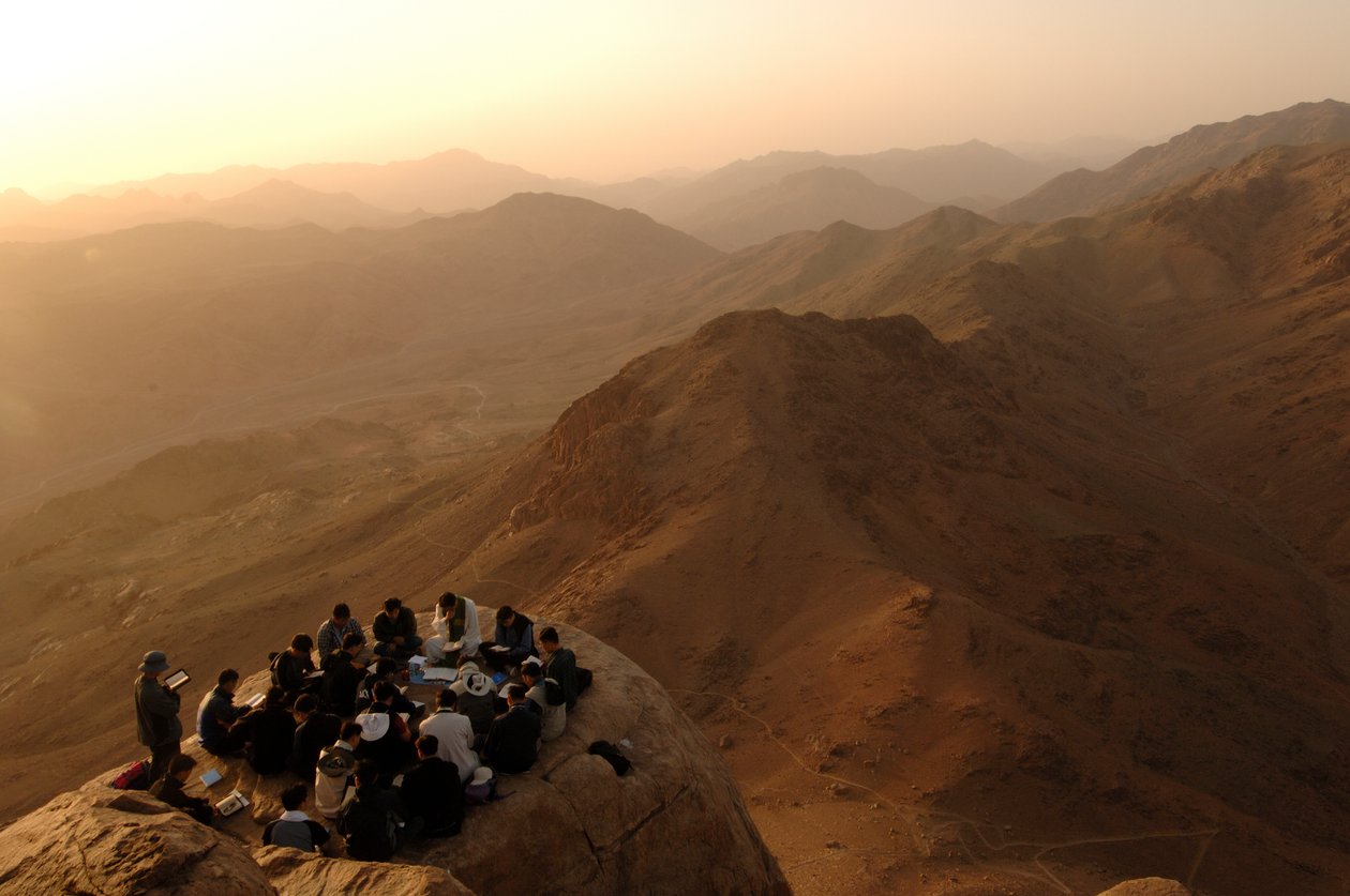 Pèlerins se rassemblant sur le mont Sinaï où Dieu a parlé à Moïse, selon la Bible, Évangile de Jud..., 2006 (photo) - Kenneth Garrett