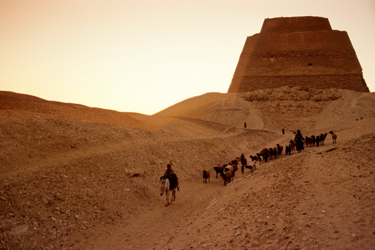 Pyramide de Meidoum, Ancien Empire égyptien; Bergers; Égypte - Kenneth Garrett