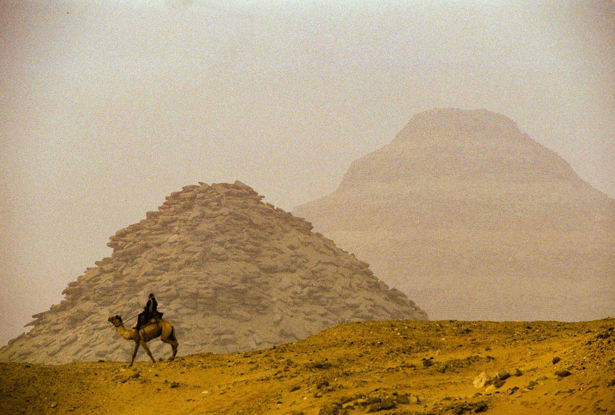Saqqarah; Pyramide de Téti; 6e dynastie; Pyramide de Djéser (en arrière-plan); Égypte - Kenneth Garrett