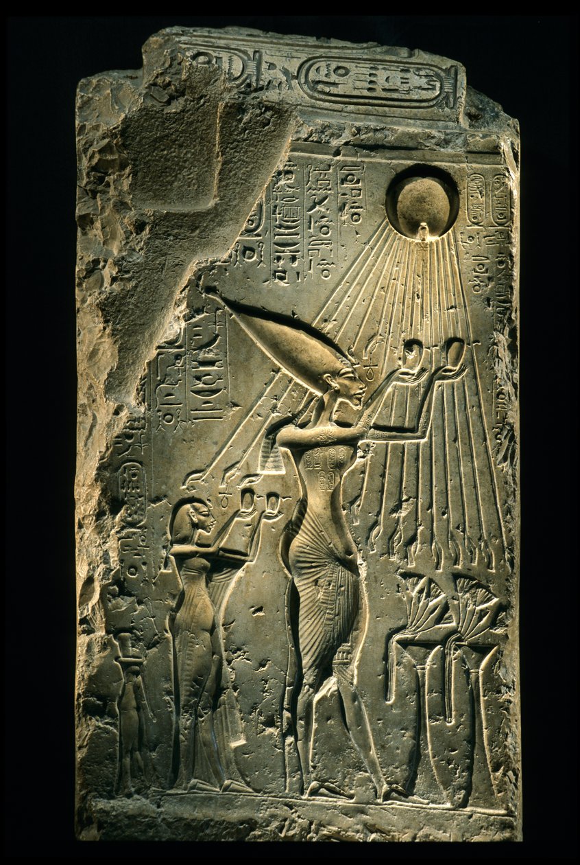 Stèle représentant Akhenaton, Néfertiti et leur fille levant les mains vers le dieu Aton, Amarna, 2009 - Kenneth Garrett