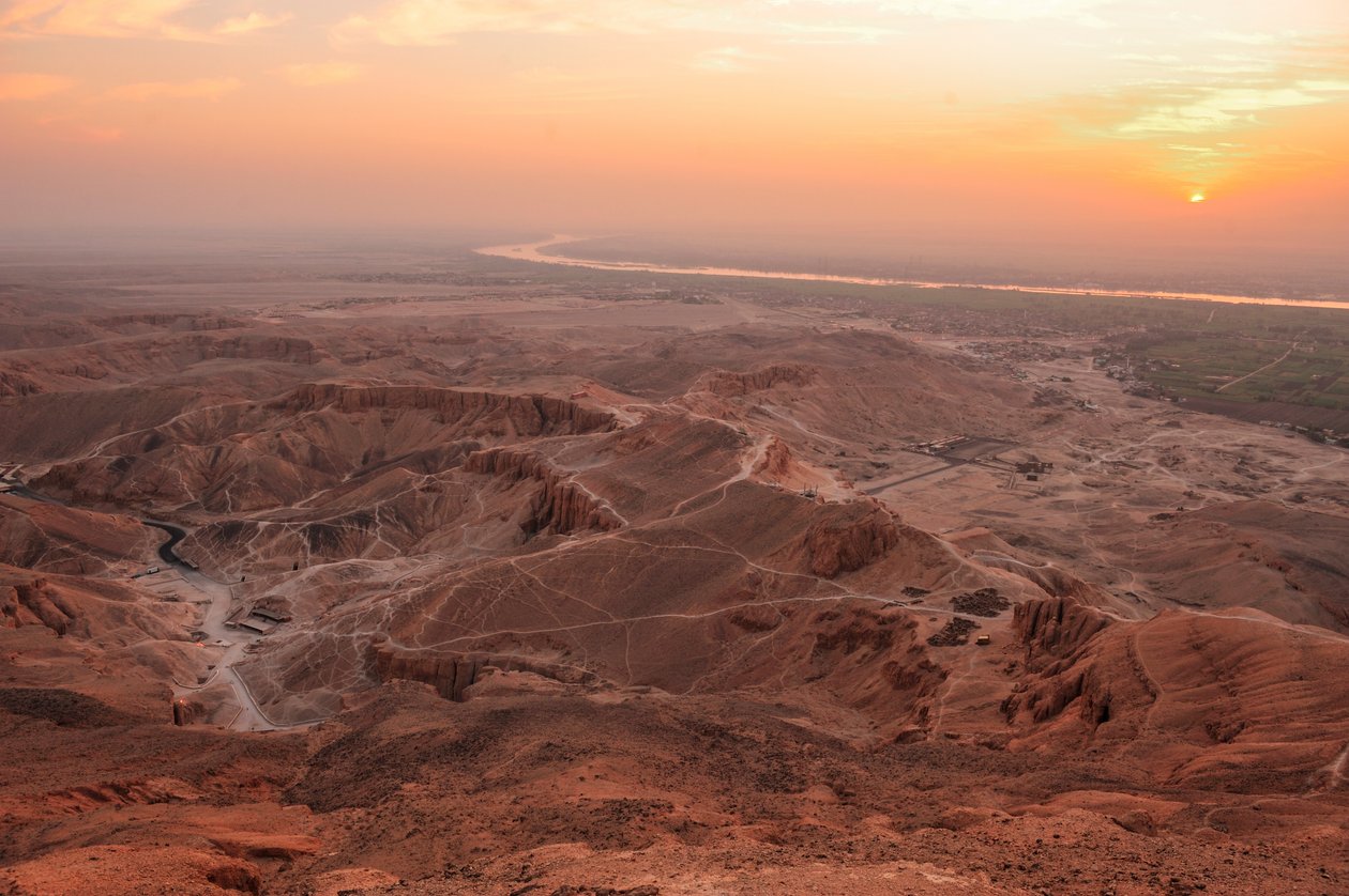 Lever du soleil sur la Vallée des Rois, Vue depuis le sommet d