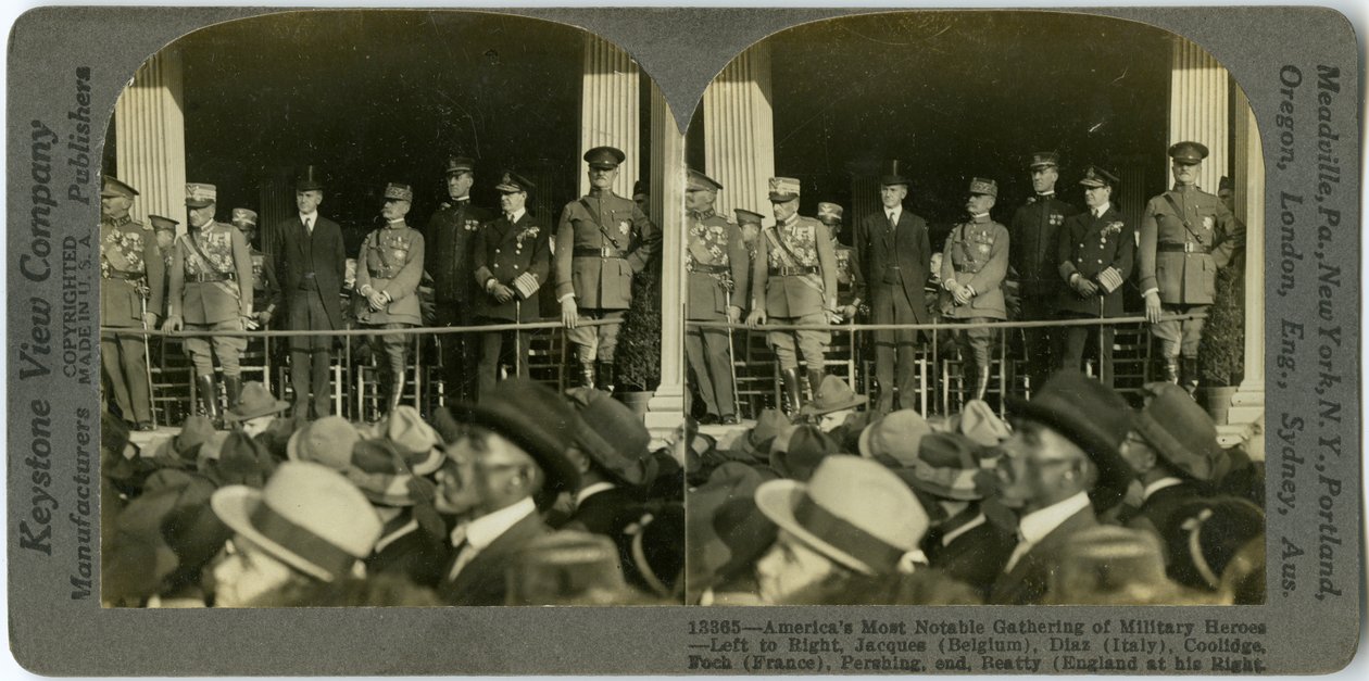Carte stéréoscopique horizontale sépia montrant des hommes en uniforme debout sur une plateforme - Keystone View Company