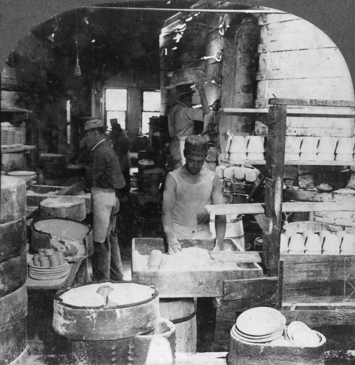 Cuisson de la vaisselle dans le centre de poterie réputé, Trenton, New Jersey, USA, début du 20e siècle - Keystone View Company