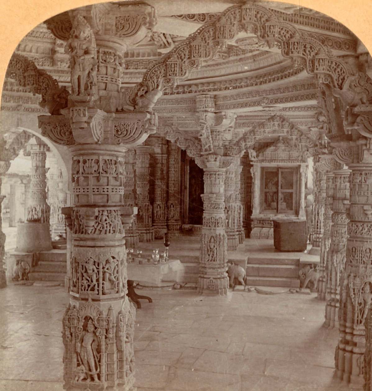 Intérieur, Temple Dilwara, Mont Abu, Inde, 1901 - Keystone View Company