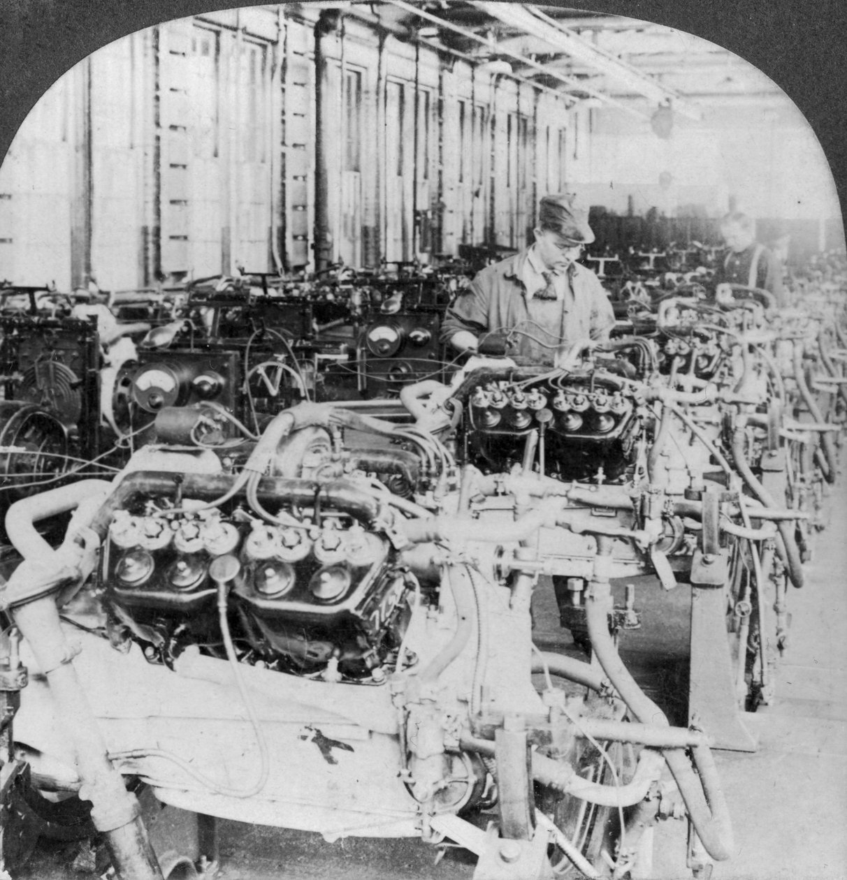 Test des moteurs dans une usine automobile, Detroit, Michigan, USA, XXe siècle - Keystone View Company