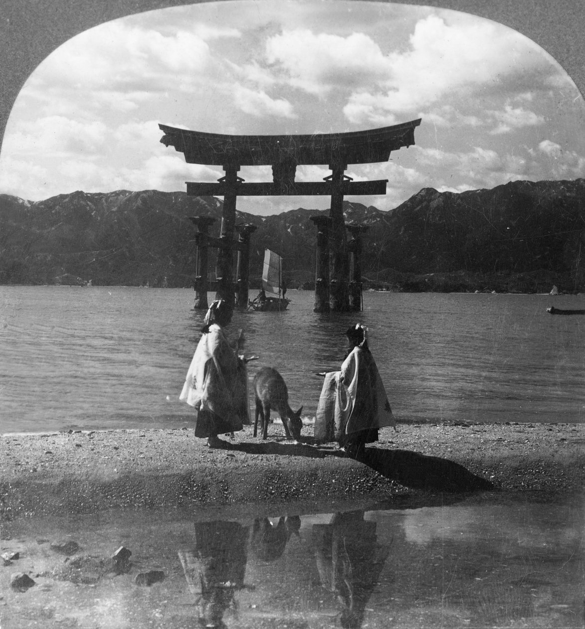 Le célèbre Torii de Miyajima. Porte pittoresque du célèbre sanctuaire shinto, Japon - Keystone View Company