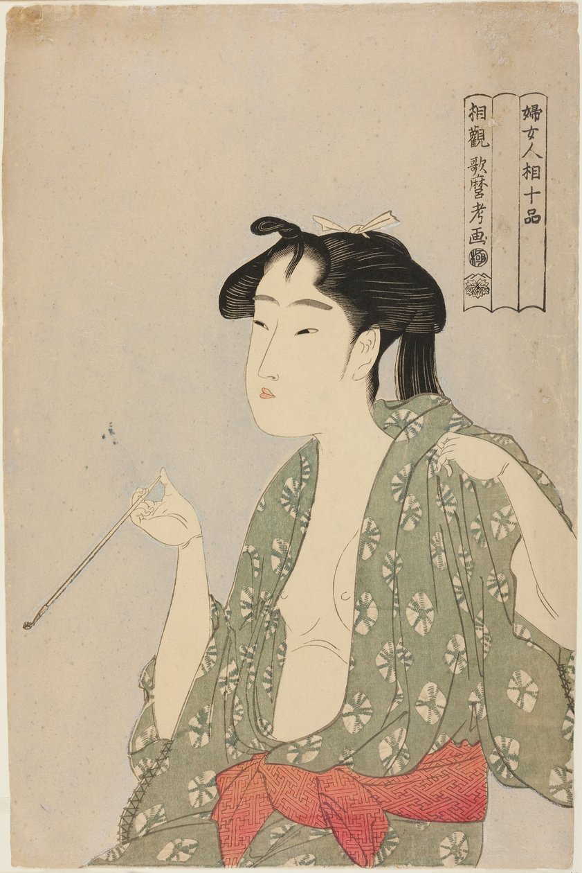 Femme exhalant de la fumée d