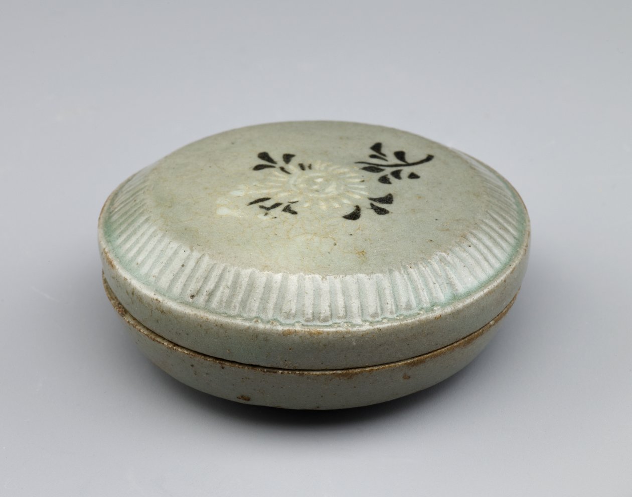 Boîte couverte avec motif incrusté de chrysanthème, milieu du 12ème siècle - Korean School