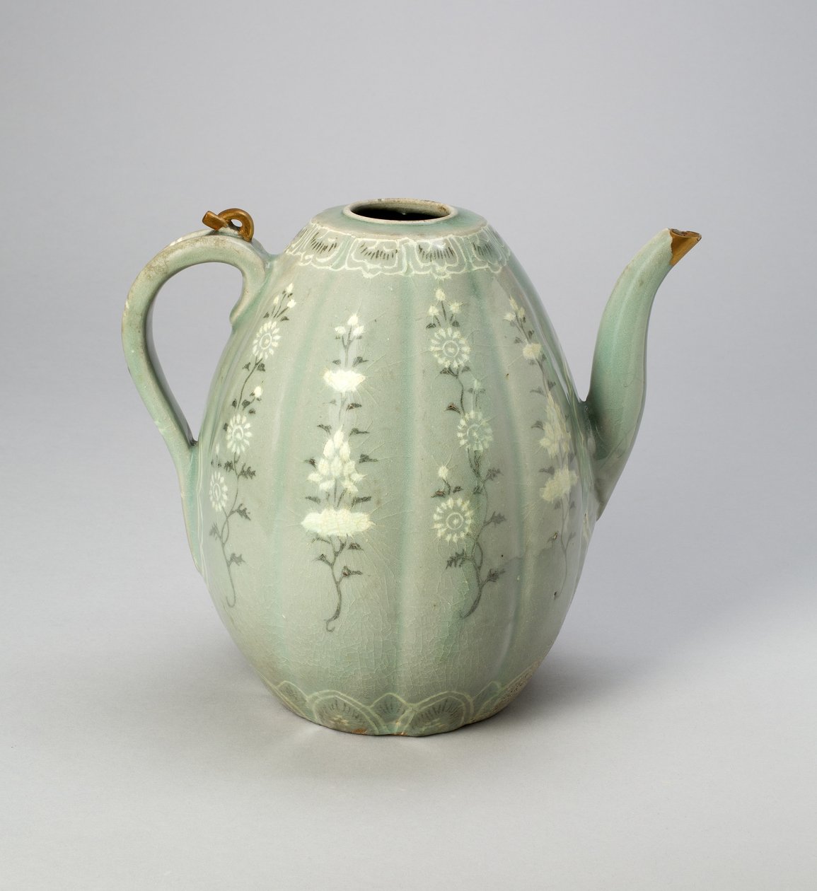 Aiguière en forme de melon avec volutes florales stylisées (grès avec glaçure céladon et décoration incrustée sous glaçure de terres noires et blanches, avec réparation en or) - Korean School