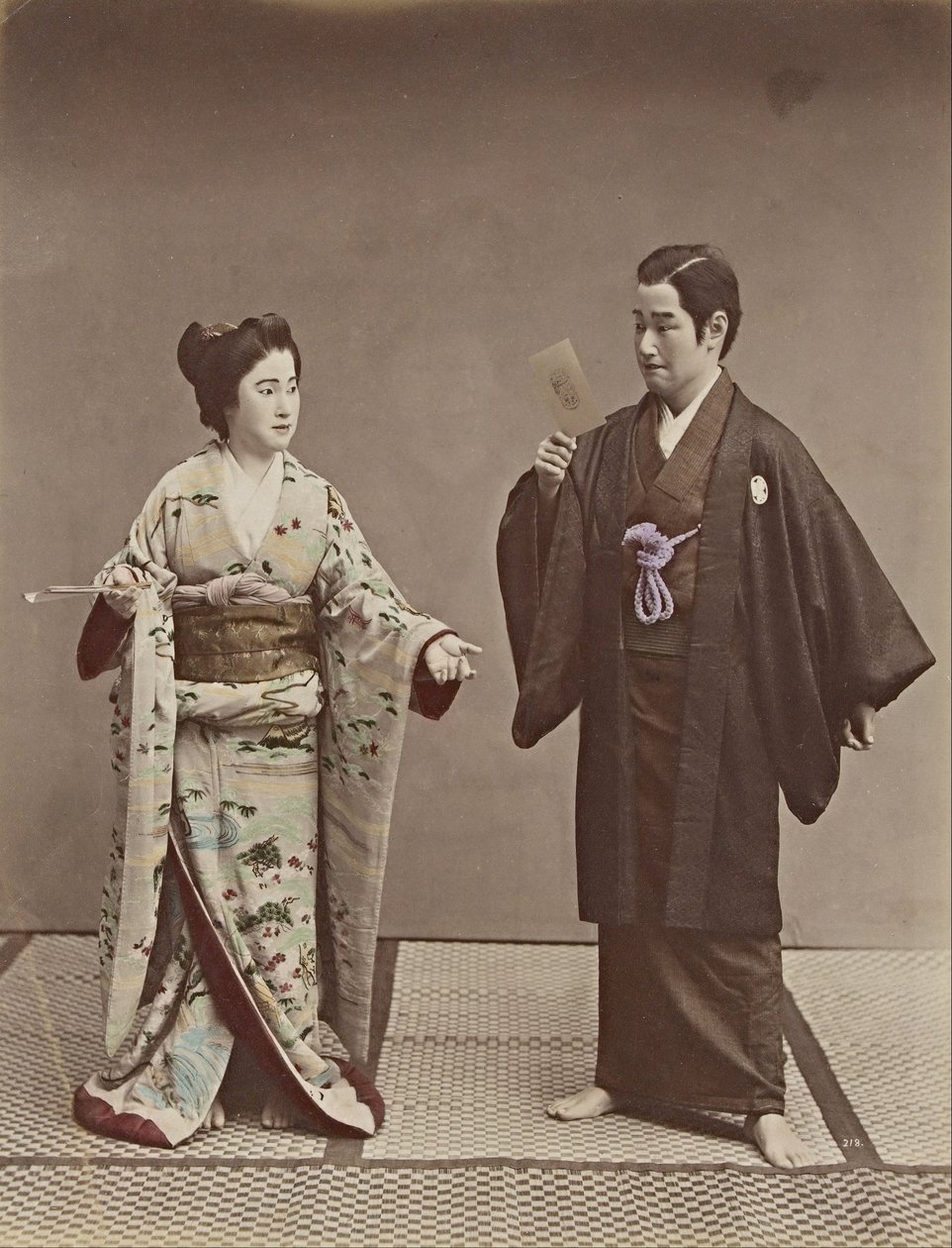 Sans titre (Couple avec une photographie de cabinet et un fantôme en arrière-plan) - Kusakabe Kimbei