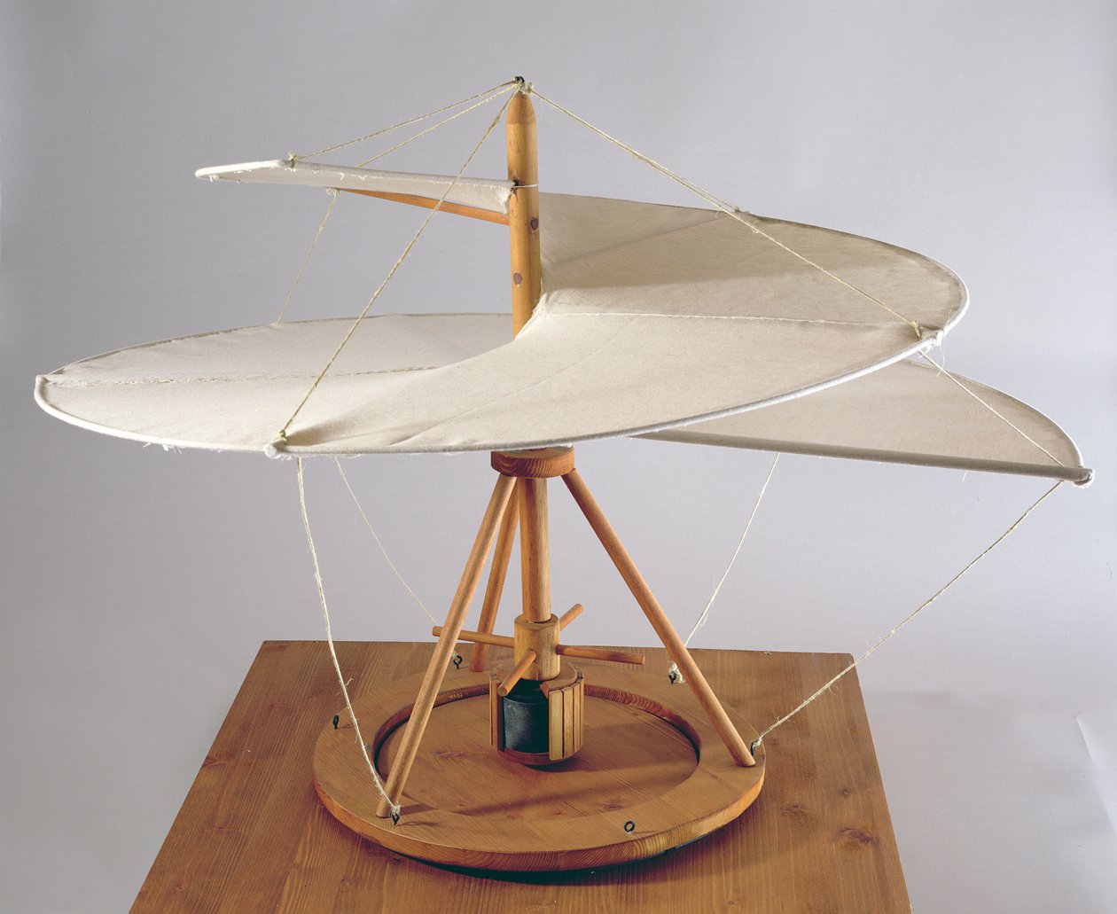 Modèle de reconstruction du design de la vis aérienne de Léonard de Vinci (bois, tissu et ficelle) - Leonardo da Vinci