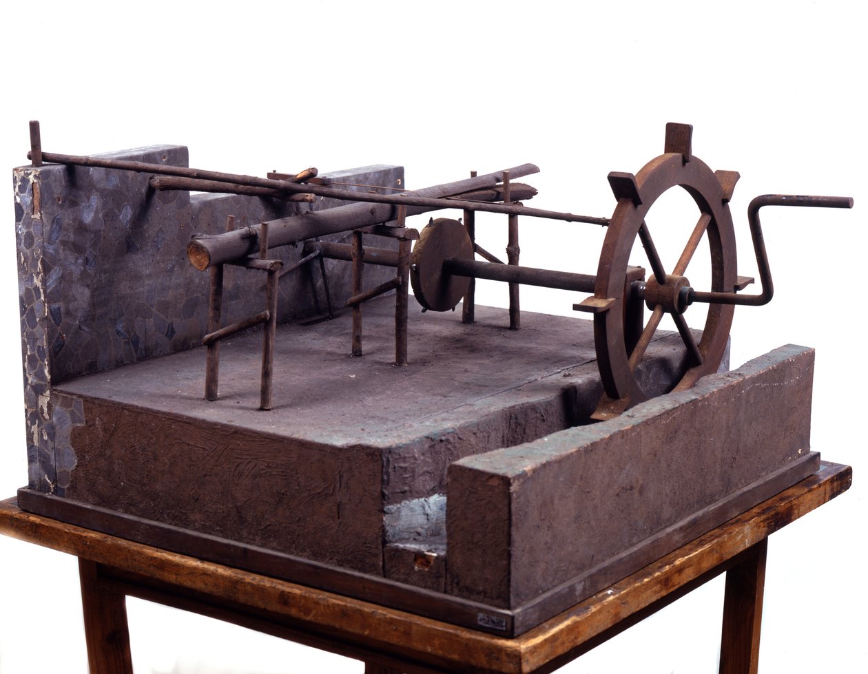Modèle en bois (maquette) de scie hydraulique actionnée par des engrenages et de l