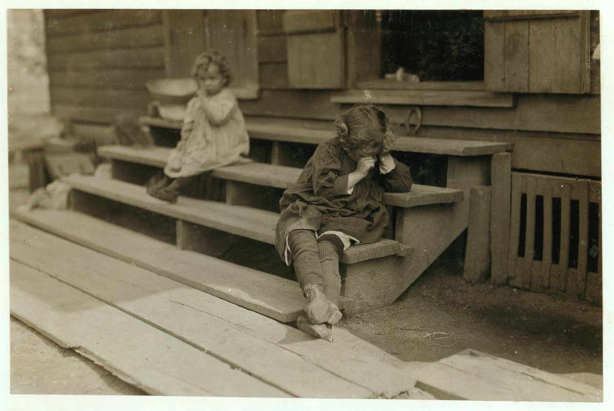 Olga Schubert, 5 ans, a commencé à travailler vers 5h00 du matin en aidant sa mère à la Biloxi Canning Factory, Mississippi, à éplucher des crevettes. Elle était épuisée et a refusé d