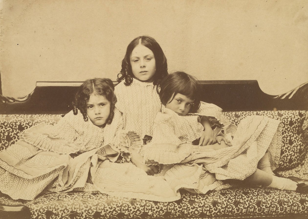 Edith, Ina et Alice Liddell sur un canapé, été 1858 - Lewis Carroll