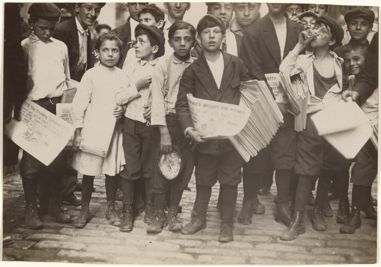 [Foule de Newsies, dont une fille] - Lewis W. Hine