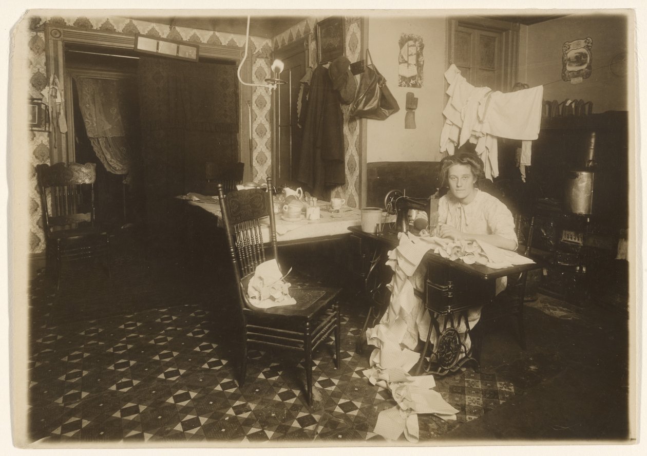 [Travail à domicile (femme à la machine à coudre)] - Lewis W. Hine