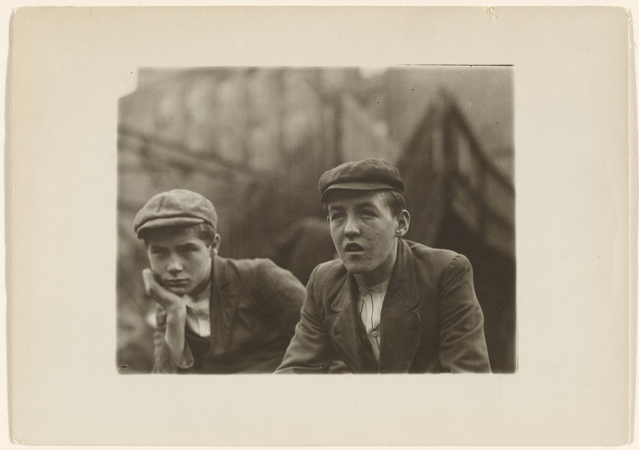 Deux garçons en manteaux et casquettes, New Jersey - Lewis W. Hine