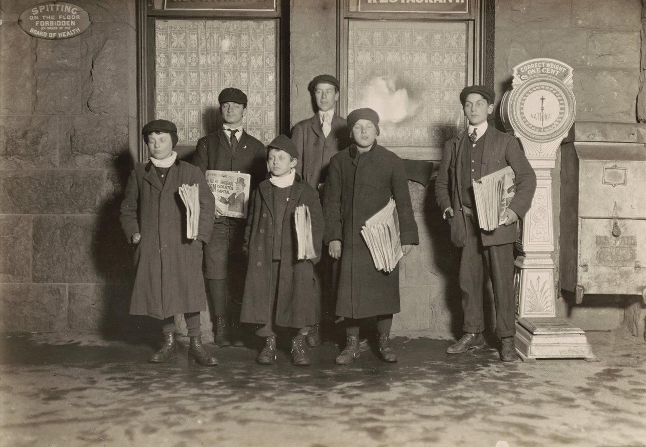 20 h 30. Groupe de jeunes vendeurs de journaux à la gare, Hartford, Connecticut. Le plus jeune garçon a 11 ans. - Lewis Wickes Hine