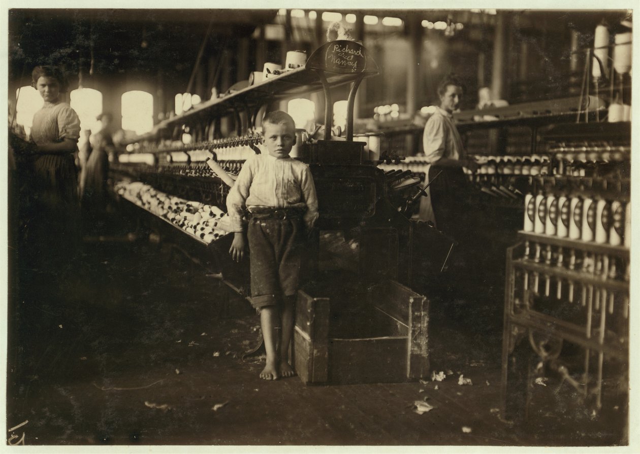 Leo, 8 ans, ne mesurant que 4 pieds, ramasse des bobines pour 15 cents par jour aux Elk Cotton Mills, Fayetteville, Tennessee, 1910 - Lewis Wickes Hine