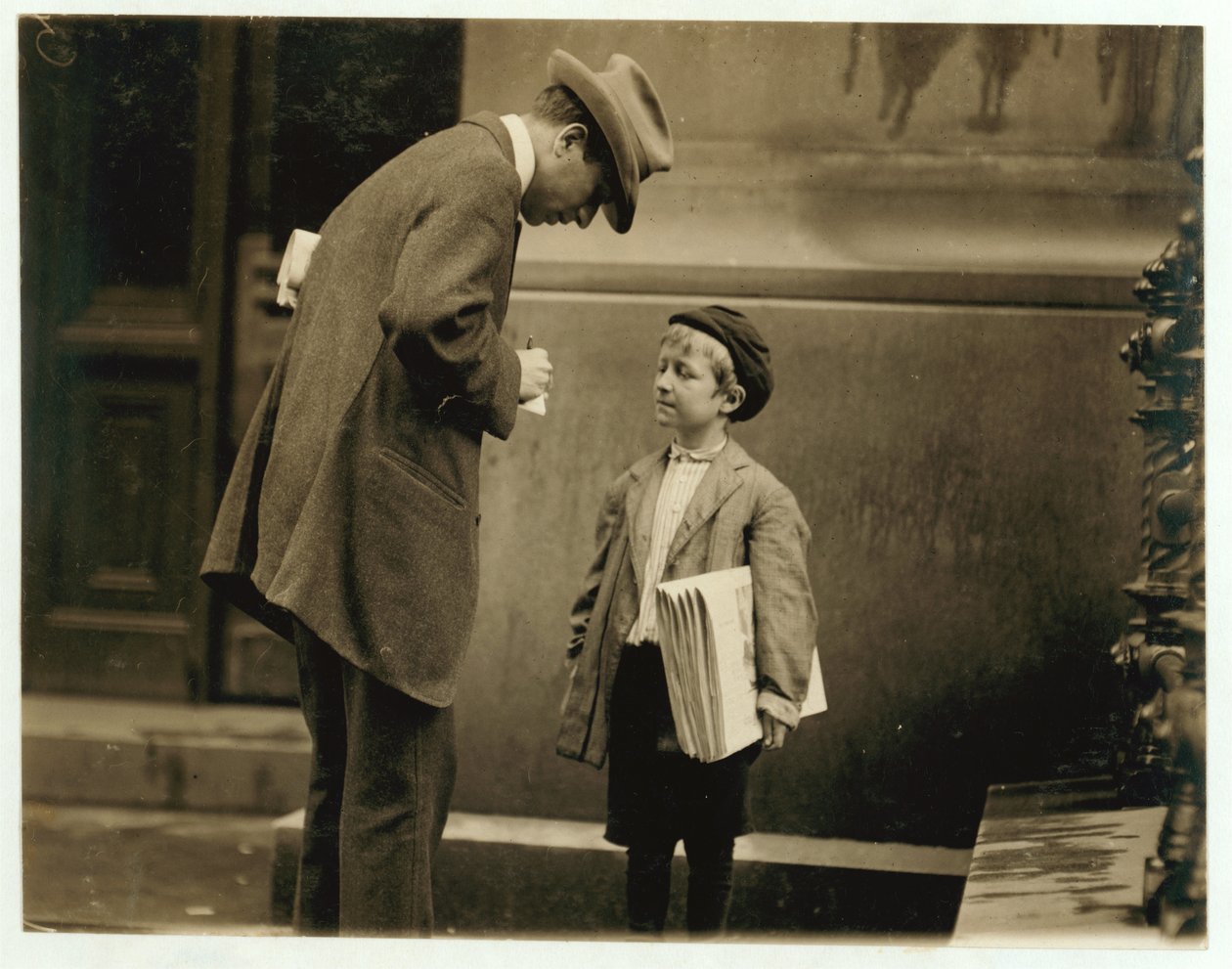 Garçon de 8 ans, Michael McNelis, qui venait de se remettre de sa deuxième pneumonie, vendant des journaux sous la pluie, Philadelphie, Pennsylvanie, 1910 - Lewis Wickes Hine