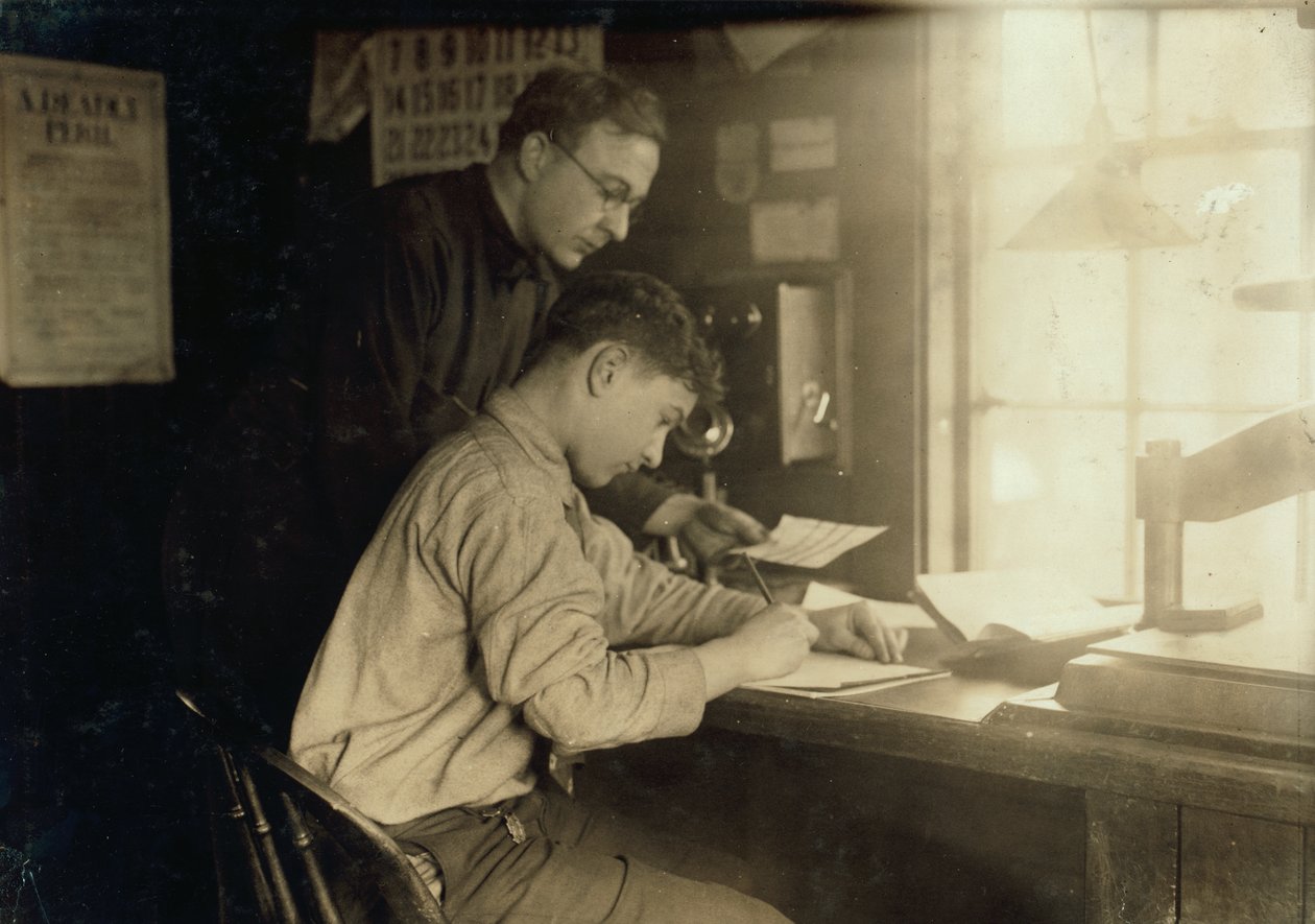 Un garçon de bureau de 15 ans travaillant au bureau de la New York, New Haven and Hartford Railroad à Boston, Massachusetts. - Lewis Wickes Hine