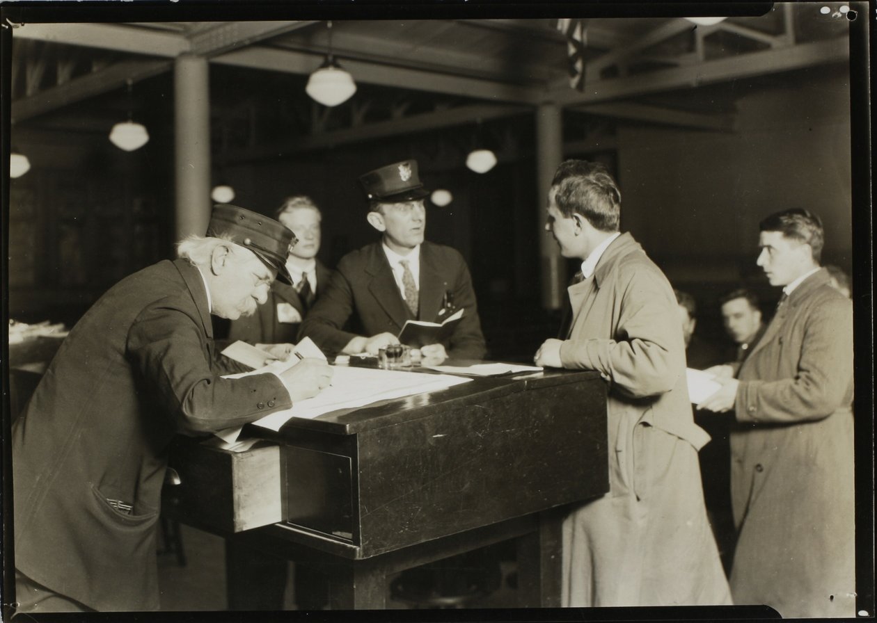 Un gros plan sur Ellis Island - Lewis Wickes Hine