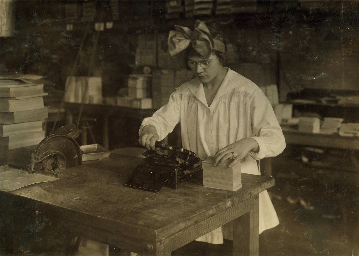 Une jeune fille estampillant des étiquettes à la Boston Index Card Co. au 113 Purchase Street à Boston, Massachusetts. - Lewis Wickes Hine