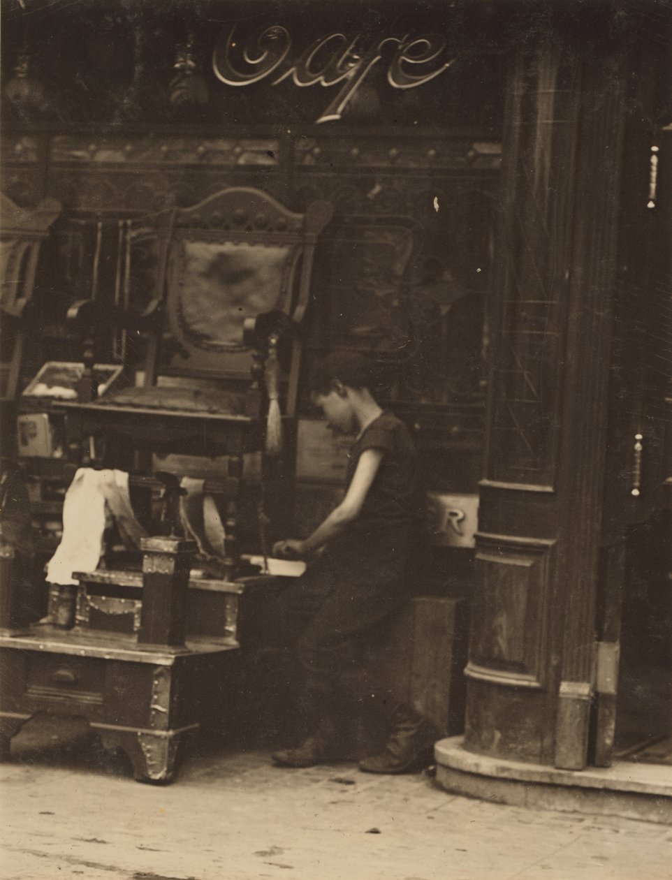 Un jeune cireur de bottes travaillant sur Canal Street à New York City - Lewis Wickes Hine