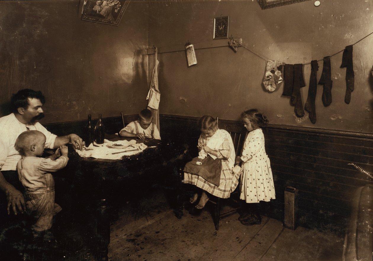 Annie Fedele travaillant au crochet dans la cuisine de sa maison de Sommerville, Massachusetts. - Lewis Wickes Hine