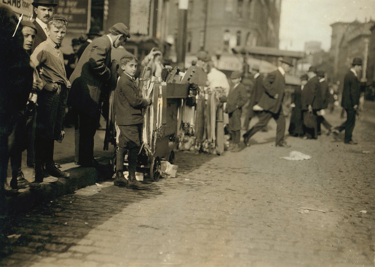 Garçons colportant des notions dans la rue à Boston, Massachusetts - Lewis Wickes Hine