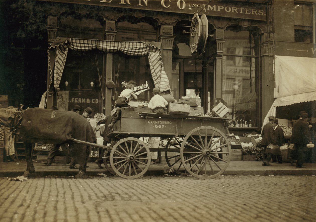 Garçons vendant des légumes au marché de Boston, Massachusetts - Lewis Wickes Hine
