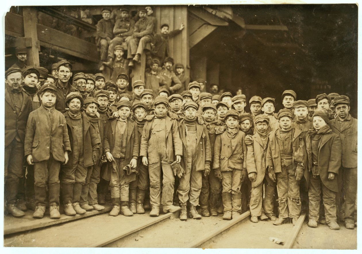 Garçons briseurs triant le charbon à la main à Ewen Breaker de Pennsylvania Coal Co, South Pittston, Pennsylvanie, 1911 - Lewis Wickes Hine