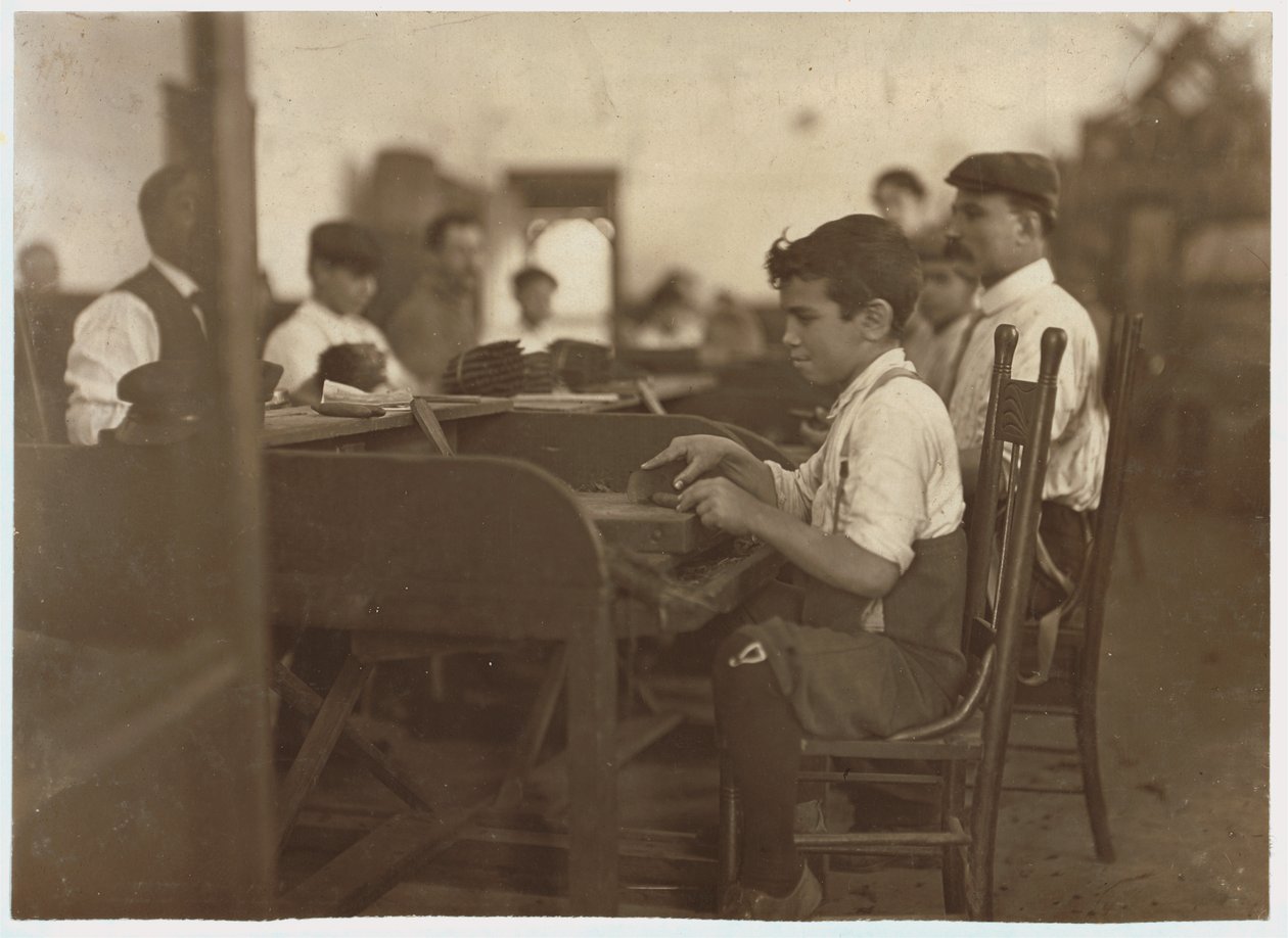 Apprenti enfant à la fabrique de cigares De Pedro Casellas, Tampa, Floride, 1909 - Lewis Wickes Hine