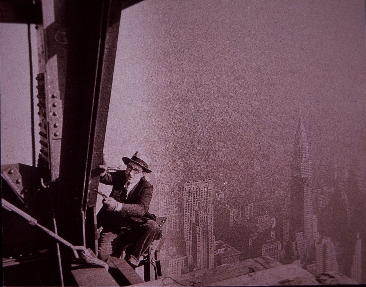 Empire State Building en construction, montrant un inspecteur vérifiant le travail - Lewis Wickes Hine